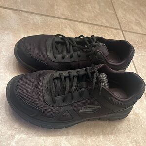 Skechers Men’s 9.5 Black on Black Sneaker Wide Fit Memory Foam